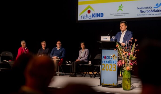 Der Beauftragte der Bundesregierung für die Belange von Menschen mit Behinderung und Schirmherr des Kongresses, Jürgen Dusel, eröffnete den Focus CP-Rehakind Kongress 2023. (Foto: Rehakind)