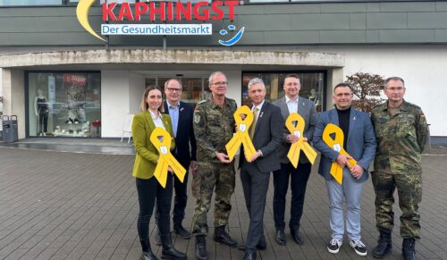 Eva Pichler (Kaphingst, v.l.n.r.) Otmar Bonacker (Erster Stadtrat von Stadtallendorf), Hauptmann Martin Würz; Boris Pichler (Kaphingst), Carsten Wiest, Adam Krupinski und Oberstarzt Oliver Behr. (Foto: Kaphingst)