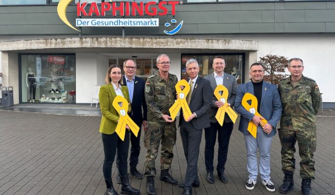 Eva Pichler (Kaphingst, v.l.n.r.) Otmar Bonacker (Erster Stadtrat von Stadtallendorf), Hauptmann Martin Würz; Boris Pichler (Kaphingst), Carsten Wiest, Adam Krupinski und Oberstarzt Oliver Behr. (Foto: Kaphingst)