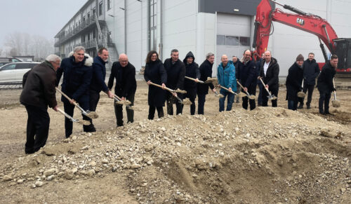 v.l.n.r.: Dr. Dirk Ippen; Landrat Olaf von Löwis of Menar; Andreas Bonleitner – Medizinpark Valley GmbH; Alexander Radwan MdB; Ilse Aigner MdL; Stefan Geiselbrechtinger CEO OPED Gruppe; Robin Thiemann Verwaltungsrat OPED;  Alexander Schmid Standortgesellschaft Miesbach; Michael Brünner, EST; Bernhard Schäfer, Bürgermeister Valley; Christian Puritscher, CFO OPED Gruppe; Michael Fels Architekt HP Ingenieure und Herr Bauer von Bauer & Graf. (Foto: Oped GmbH)