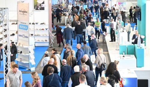 Gedränge an und zwischen den Ständen: An allen drei Tagen verzeichnete die Expolife ein äußerst reges Besucherinteresse. (Foto: Sanopact)