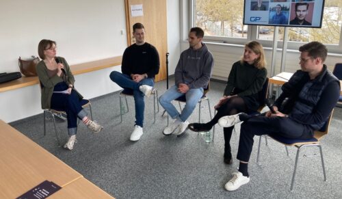 Diskutierten mit GP-Redakteurin Laura Klesper (vl.) über Gründen in der Hilfsmittelbranche: die Startup-Unternehmer Thorben Engel, Shane Füller, Diana Heinrichs und Julien Kensicki. (Foto: Redaktion)