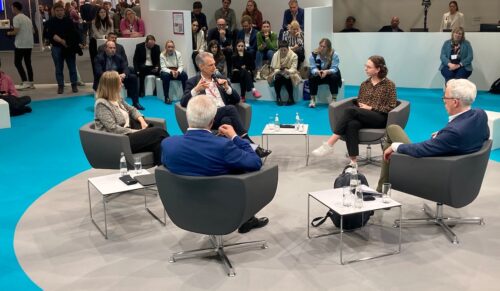 Diskutierten über die Gesundheitsversorgung der Zukunft (v.l.): Luisa Wasilewski (Pulsewave.Digital), Dr. Karsten Neumann (Roland Berger), Dr. Katharina Pohl (Opta Data Stiftung), Dr. Daniel Dettling (Gesundheitsstadt Berlin) und Moderator Bernhard Calmer (bvitg) Foto: Redaktion