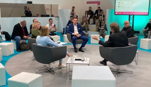 Diskutierten über die eVerordnung für sonstige Leistungserbringer (v.l. im Uhrzeigersinn): Sandra Stange (Bundesverband privater Anbieter sozialer Dienste), Andreas Fischer (Opta Data), Klaus Rupp (TK), Moderator Martin Saß (bvitg) und Maria Parsch (Gematik). (Foto: Redaktion)