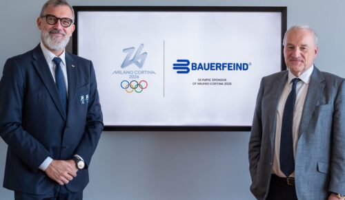 Nevio Devidé, Chief Revenue Officer vom Organisationskomitee „Milano Cortina 2026“, und Rainer Berthan (re.), Vorstandsvorsitzender der Bauerfeind AG, bei der Vertragsunterzeichnung am Donnerstag in Mailand. (Foto: Bauerfeind AG)