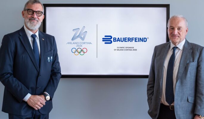 Nevio Devidé, Chief Revenue Officer vom Organisationskomitee „Milano Cortina 2026“, und Rainer Berthan (re.), Vorstandsvorsitzender der Bauerfeind AG, bei der Vertragsunterzeichnung am Donnerstag in Mailand. (Foto: Bauerfeind AG)