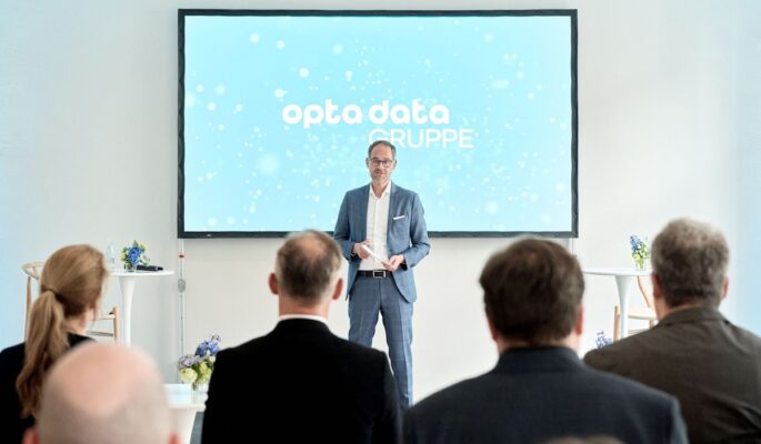 Dr. Jan Helmig, Geschäftsführer der Opta Data Gruppe, begrüßt die Gäste zur feierlichen Eröffnung des Hauptstadtbüros. (Foto: Opta Data Gruppe / Noel Richter)