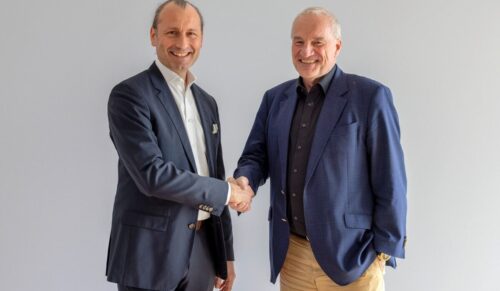 Handschlag zur Kooperation: Manfred Mieskes (l.), Geschäftsführer und CCO von Coldplasmatech, und Rainer Berthan, Vorstandsvorsitzender der Bauerfeind AG. (Foto: Bauerfeind)
