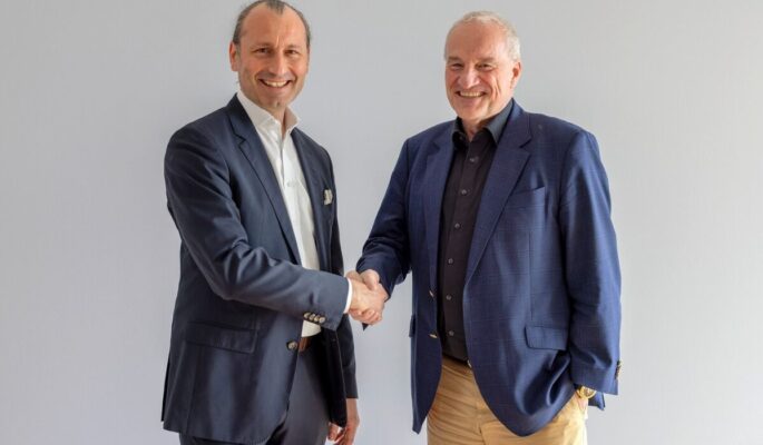 Handschlag zur Kooperation: Manfred Mieskes (l.), Geschäftsführer und CCO von Coldplasmatech, und Rainer Berthan, Vorstandsvorsitzender der Bauerfeind AG. (Foto: Bauerfeind)