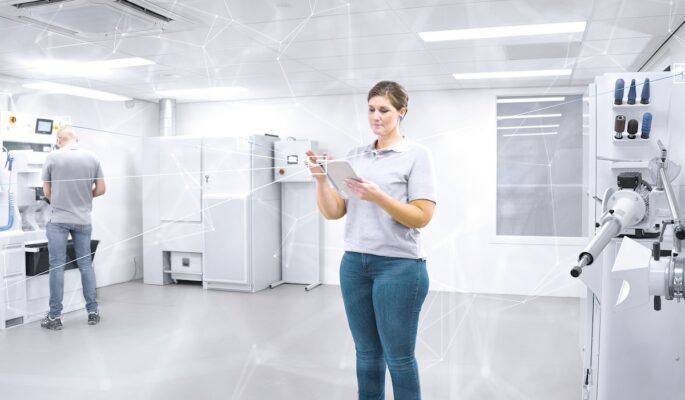 Das Werkstattmanagement-Programm „work.hub“ von Ottobock vernetzt die Maschinen in der Werkstatt mit dem Smartphone der Orthopädietechniker. (Foto: Ottobock)