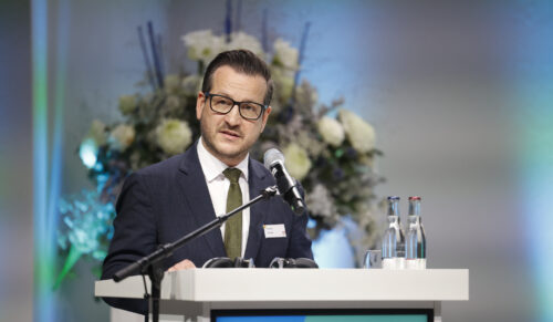 Der Deutsche Krankenhaustag ist Teil des Programms der MEDICA und richtet sich mit seinen Vorträgen und Diskussionen speziell an das deutsche Klinikmanagement und Fachpublikum aus den Reihen der Gesundheitspolitik. Mit zentralen Themen wie Digitalisierung, Finanzierung, Personal, Management und Organisation werden im Rahmen des 47. Deutschen Krankenhaustages wieder wichtige Zukunftsfragen der deutschen Krankenhauslandschaft gestellt und diskutiert, wobei in diesem Jahr auch die Krankenhausreform einen Schwerpunkt der Vorträge und Diskussionen bildet. Nachhaltigkeit in klinischen Abläufen und Aspekte der intersektoralen Zusammenarbeit im Zuge der zunehmenden „Ambulantisierung“ der Gesundheitsversorgung dürften ebenfalls für interessanten Gesprächsstoff unter den gut 2.000 Teilnehmenden sorgen. Erstmals findet die Veranstaltung 2024 nicht im Congress Center Düsseldorf statt, sondern mit Bühnenprogramm inmitten des Messegeschehens (in Halle 12).  The German Hospital Day is part of the MEDICA programme and, with its lectures and discussions, is aimed specifically at German hospital management and specialist audiences from the ranks of health policy. With central topics such as digitalisation, financing, personnel, management and organisation, important future issues of the German hospital landscape will once again be posed and discussed at the 47th German Hospital Conference, with hospital reform also forming a focus of the lectures and discussions this year. Sustainability in clinical processes and aspects of intersectoral cooperation in the course of the increasing 