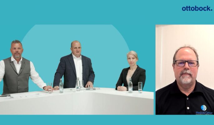 (v.l.n.r.) Moderator Dipl.-Ing. Merkur Alimusaj mit den SpeakerInnen Hans-Magnus Holzfuss, Orthopädietechniker; Dr. Cosima Prahm, Msc BA, klinische Neurowissenschaftlerin und Jamie Vandersea, Orthopädietechniker (Foto: Ottobock)