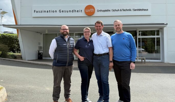 Viola und Karlheinz Wirth mit Jan Hofmann (l.) und David Heumann (r.) vom reha team Nordbayern. (Foto: Jan Hofmann)