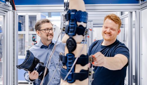 Prof. Dr.-Ing. David Hochmann (links im Bild) und Maxim Kirillov vom Labor für Biomechatronik der FH Münster leiteten das Prüfverfahren zur SecuTec Genu Flex. (Bild: Sven Hillert)