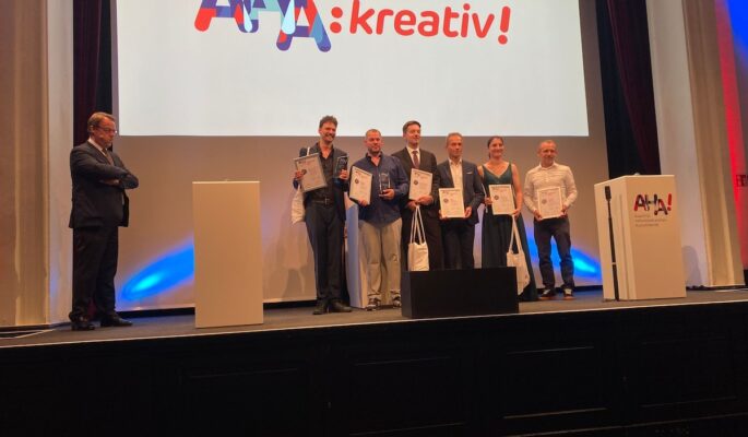 Rehavital-Aufsichtsratsvorsitzender Detlef Möller zeichnete die Gewinner in der Kategorie Handwerk aus. (Foto: Redaktion)
