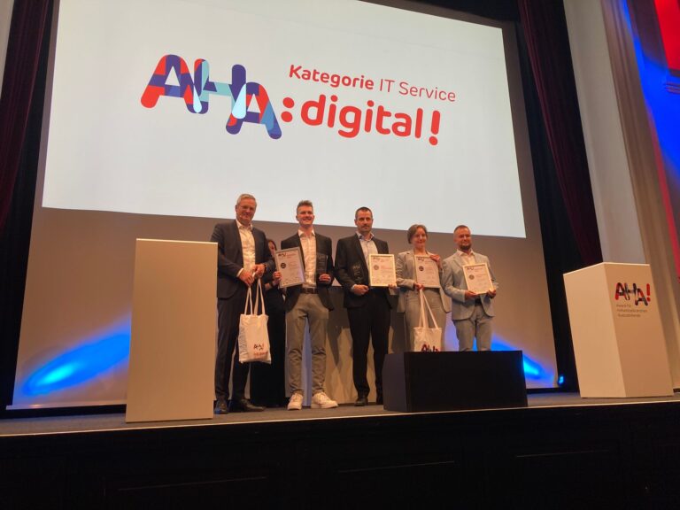 Thomas Gast (Össur) zeichnete die Gewinner in der Kategorie IT-Services aus. (Foto: Redaktion)