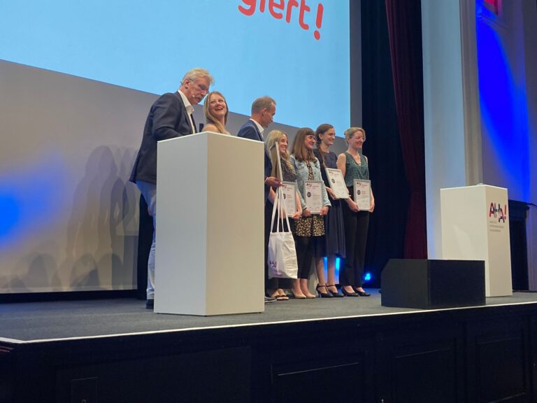 Uwe Schettler (Julius Zorn) zeichnete die Gewinner in der Kategorie Organisation aus. (Foto: Redaktion)