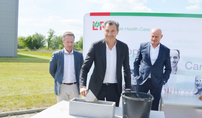 Bei der Grundsteinlegung: Thomas Menitz, CEO und COO (Mitte); Dr. Wolfgang Zimmermann, Divisionsleiter SNO (Supply Network Operations) (li); Dariusz Kusiak, Country Manager Polen (re) (Foto: Lohmann & Rauscher)