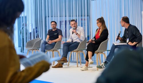 Diskutierten über die Schlaganfallversorgung im Sanitätshaus (v.l.): Andreas Trodler (Sanitätshaus Carstens, Stuttgart), Olaf Nill (Brillinger Ottobock Care, Tübingen), Anna Engel (Stiftung Deutsche Schlaganfall Hilfe), Moderator Tobias Kurtz (GP) und Moritz Göhring (Adviva, Heidelberg, nicht im Bild). (Foto: Messe Karlsruhe, Jannik Hammes)
