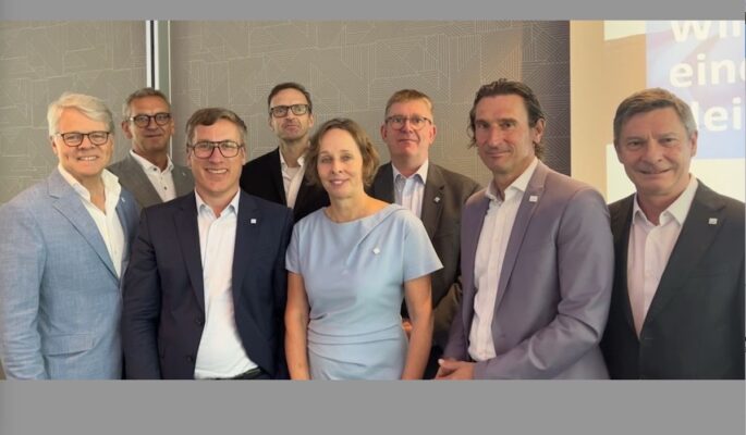 Aufsichtsrat und Vorstand der Sanitätshaus Aktuell AG (v.l.): Martin Kemper, Hans Werner Scherer, Ulf Doster, Dr. Markus Linnerz, Dr. Sonja Schaible, Jörg Werner, Dr. Christian Gentner, Jörg Zimmermann (Foto: Sanitätshaus Aktuell AG)