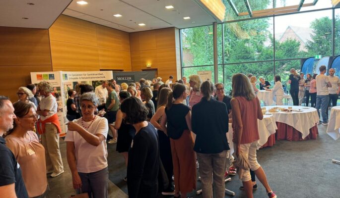 Einblick in das Symposium 2024: Geselliger Austausch unter Experten Medizin, Orthopädietechnik, Orthopädieschuhtechnik, Therapie und Pflege. (Foto: Sanitätshaus Gäher)