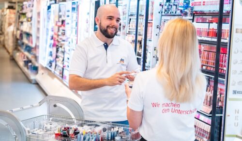 Mitarbeitende von im Gespräch. (Foto: dm Drogeriemarkt/Uli Deck)