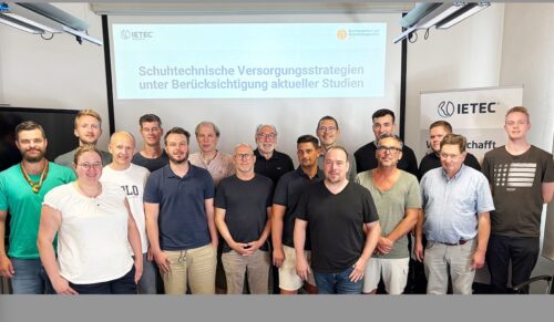 Teilnehmer und Referenten des Ausbildungsganges „Orthopädieschuhmacher*in DDG“ (v. l.): Paul Watzke, Cornelius Höffer, Caroline Wehrmann, Frank Kussmann, Daniel Günther, Yannick Weiss, Michael Jahn, Dirk Molitor, Jürgen Stumpf, Stefan Breinbauer, Dr. med. Karl Zink, Thomas Wölbing, Marius Gabel, Michael Reuters, Velten Herbst, Volker Herbst, Hendrik Suhr (Foto: IETEC)