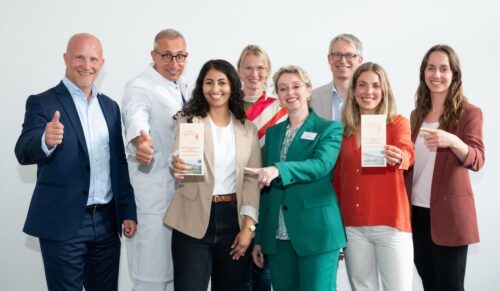 Nicolas X. Weber (Novartis Pharma, v.l.), PD Dr. med. Gerhard Jan Jungehülsing, Isra Khedher, Jessica Maaß, Brit Ismer (alle Jüdisches Krankenhaus Berlin), Dr. Michael Brinkmeier (Schlaganfall-Hilfe), Judy Hennessen (Jüdisches Krankenhaus Berlin) und Lena Graßkemper (Schlaganfall-Hilfe). (Foto: Caro Hoene)