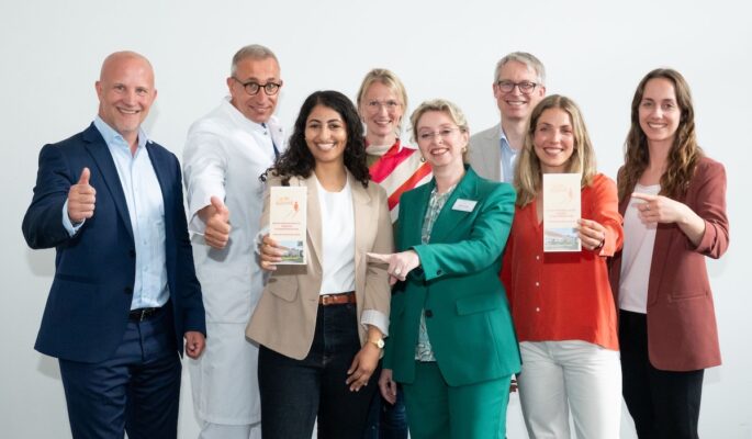 Nicolas X. Weber (Novartis Pharma, v.l.), PD Dr. med. Gerhard Jan Jungehülsing, Isra Khedher, Jessica Maaß, Brit Ismer (alle Jüdisches Krankenhaus Berlin), Dr. Michael Brinkmeier (Schlaganfall-Hilfe), Judy Hennessen (Jüdisches Krankenhaus Berlin) und Lena Graßkemper (Schlaganfall-Hilfe). (Foto: Caro Hoene)