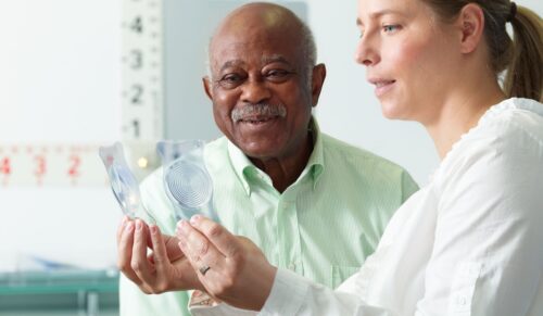 Eine Augenärztin berät einen Patienten. (Foto: BVMed/Kurt Paulus)
