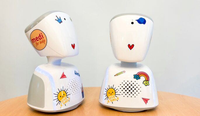 Die beiden Roboter sollen Kinder dabei unterstützen, trotz Erkrankung in Kontakt zu ihren Mitschülern und Lehrkräften zu bleiben. (Foto: Medi for Help)