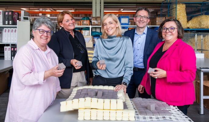 In der Kubivent-Manufaktur (v.l.): Beate Härer (stellvertr. Vorsitzende Frauen Union Rems-Murr), Susanne Vetter (Geschäftsführerin Kubivent), Bundesgesundheitsministerin Nina Warken, Dr. Jens Steinat (Landtagskandidat im Landtagswahlkreis Backnang), Martina Fehrlen (Bürgermeisterin Urbach). (Foto: Kubivent GmbH, Jonas Heilgeist)