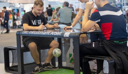 Auf der Rehacare finden sich viele Produkte, die zur beruflichen Teilhabe von Menschen mit Behinderung beitragen. (Foto: Messe Düsseldorf / tillmann)