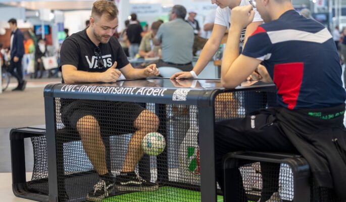 Auf der Rehacare finden sich viele Produkte, die zur beruflichen Teilhabe von Menschen mit Behinderung beitragen. (Foto: Messe Düsseldorf / tillmann)