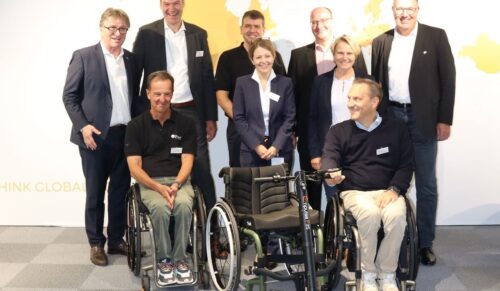 Gesundheitsminister Manfred Lucha (li.), Norbert Knopf MdL (re.) und Christiane Staab MdL (3.v.r.) mit Vertretern des Managements von Sunrise Medical (v.l.n.r.): Winfried Sigg, Geschäftsführer Kai Schyktanz, Johannes Schweizer, Carla Mertens, Matthias Mohr, Michael Kröner. (Foto: Sunrise Medical, Malsch
