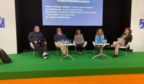 Tauschten sich über die Zusammenarbeit zwischen Kostenträgern und Leistungserbringern aus (v.l.): Frank Lätsch (DAK), RA Anna Mehlmann, Rita Becher (Sanitätshaus Müller Betten), Dr. Carmen Lechleuthner und Moderatorin Bettina Hertkorn-Ketterer. (Foto: Redaktion)
