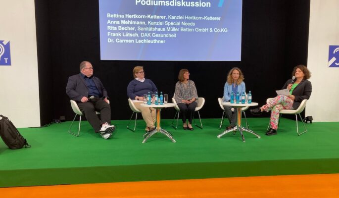 Tauschten sich über die Zusammenarbeit zwischen Kostenträgern und Leistungserbringern aus (v.l.): Frank Lätsch (DAK), RA Anna Mehlmann, Rita Becher (Sanitätshaus Müller Betten), Dr. Carmen Lechleuthner und Moderatorin Bettina Hertkorn-Ketterer. (Foto: Redaktion)