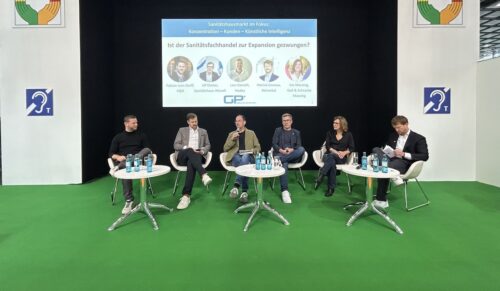 Ist der Sanitätsfachhandel zur Expansion gezwungen? Darüber diskutierten (v.l.) Fabian vom Dorff (Sanitätshaus H&R), Lars Kieroth (Sanitätshaus Hodey), Moderator Tobias Kurtz, Ulf Doster (Sanitätshaus Aktuell), Ina Massing (Sanitätshaus Goll Schracke Massing) und Patrick Grunau (Rehavital). (Foto: Redaktion)