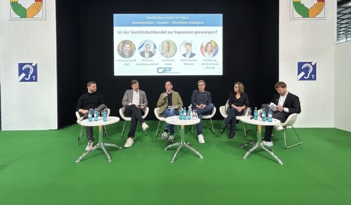 Ist der Sanitätsfachhandel zur Expansion gezwungen? Darüber diskutierten (v.l.) Fabian vom Dorff (Sanitätshaus H&R), Lars Kieroth (Sanitätshaus Hodey), Moderator Tobias Kurtz, Ulf Doster (Sanitätshaus Aktuell), Ina Massing (Sanitätshaus Goll Schracke Massing) und Patrick Grunau (Rehavital). (Foto: Redaktion)