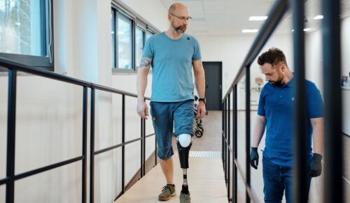 Orthopädietechnik-Meister überprüfen die Prothese in der Gangschule. (Foto: BIV-OT/Chris Rausch)