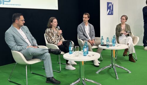 Diskutierten über KI in der Gesundheits- und Sanitätshausbranche (v.l.): Güven Karakuzu (IT-Labs), Dr. Katharina Pohl (Opta Data), Shane Füller (Anni.care) und Moderatorin Laura Klesper (GP). (Foto: Redaktion)