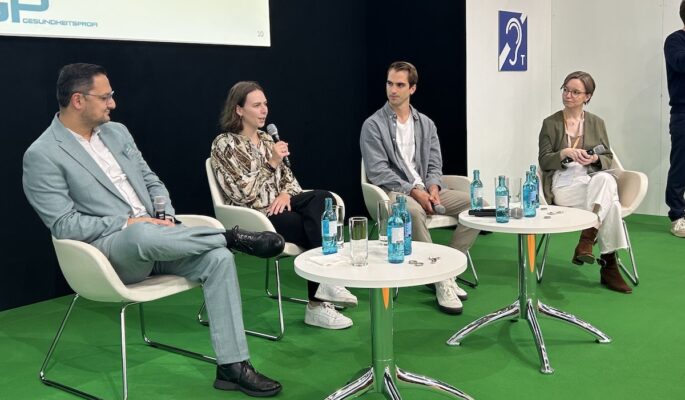 Diskutierten über KI in der Gesundheits- und Sanitätshausbranche (v.l.): Güven Karakuzu (IT-Labs), Dr. Katharina Pohl (Opta Data), Shane Füller (Anni.care) und Moderatorin Laura Klesper (GP). (Foto: Redaktion)