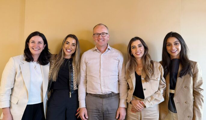 (v.l.n.r.): Anita Sereinig (Direktorin Geschäftsentwicklung L&R), Marta Andrade (CEO ADA), Holger Mägdefrau (CFO L&R), Sara Andrade (ADA) und Matilde Andrade (ADA) (Foto: Lohmann & Rauscher GmbH & Co.KG / ADA Group)