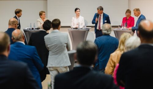 Eurocom und WvD im Austausch mit den Berichterstattern der Bundestagsfraktionen über konkrete Lösungsvorschläge für die Hilfsmittelversorgung (v.l.): Patrick Grunau, Vorstandsmitglied WvD, MdB Dr. Tanja Machalet (SPD), Vorsitzende des Gesundheitsausschusses, MdB Dr. Paula Piechotta (Bündnis‘90/Die Grünen), MdB Axel Müller (CDU), Oda Hagemeier, Geschäftsführerin eurocom und Moderator Henning Quanz. (Foto: Konstantin Gastmann)