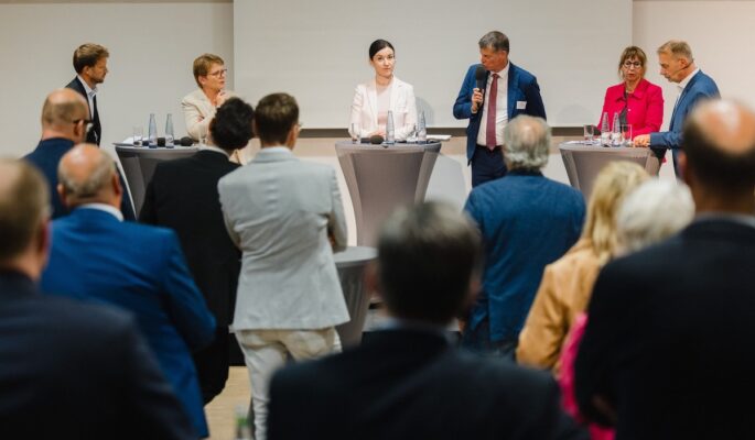 Eurocom und WvD im Austausch mit den Berichterstattern der Bundestagsfraktionen über konkrete Lösungsvorschläge für die Hilfsmittelversorgung (v.l.): Patrick Grunau, Vorstandsmitglied WvD, MdB Dr. Tanja Machalet (SPD), Vorsitzende des Gesundheitsausschusses, MdB Dr. Paula Piechotta (Bündnis‘90/Die Grünen), MdB Axel Müller (CDU), Oda Hagemeier, Geschäftsführerin eurocom und Moderator Henning Quanz. (Foto: Konstantin Gastmann)