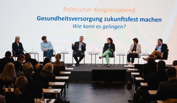 Diskutierten über die Zukunft der Homecare-Versorgung: MdB Simone Borchardt (CDU), MdB Ates Gürpinar (Die Linke), Stefan Geiselbrechtinger (Oped), Moderatorin Bettina Hertkorn-Ketterer, Antje Kapinsky (Vdek), MdB Dr. Christos Pantazis (SPD). Foto: BVMed