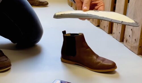 Mit der App von Sooley können Endkunden auch die Innensohle ihrer Schuhe vermessen lassen. (Foto: Sooley)