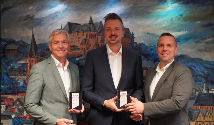 V.l.n.r.: Boris Pichler, geschäftsführender Gesellschafter der Kaphingst GmbH, Sascha Viereck, Geschäftsführer der Proteno GmbH und Daniel Schneider, operative Leitung der Proteno GmbH freuen sich über die Auszeichnung. (Foto: Kaphingst GmbH)