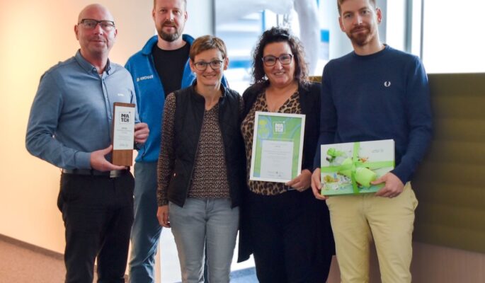 Große Freude über den Ausbildungspreis. Zu sehen sind (v.l.): Mathias Stoppe (Prokurist und Verantwortlicher für die Auszubildenden), Stefan Krautz und Heike Koschan (jeweils Bereichsleiter), Petra Kröger-Schumann (Geschäftsführerin) sowie Robert Schumann (Bereichsleiter). (Foto: Susanne Czaika/ Firmenverbund Kröger)
