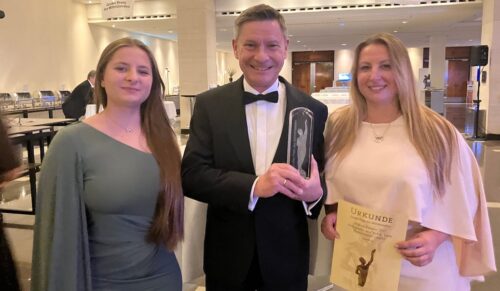 Sofia, Jörg und Jana Zimmermann (v.l.) bei der Preisverleihung in Düsseldorf. (Foto: Meeco Communication Services)